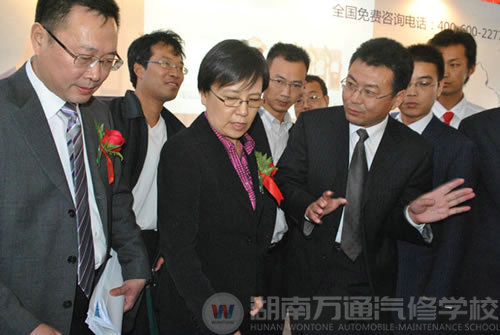 萬通負(fù)責(zé)人向教魯昕育部副部長（女）匯報(bào)工作