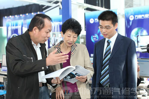 萬通北京研究院負(fù)責(zé)人與中國職業(yè)技術(shù)教育學(xué)會(huì)副秘書長謝幼朗介紹教材自主研發(fā)情況