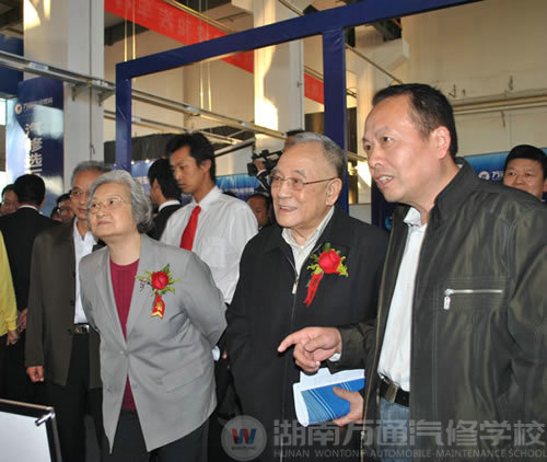 與會(huì)專家參觀萬通展廳