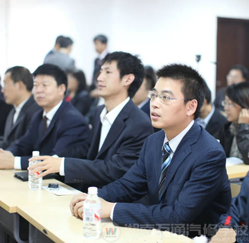 萬通教學人員（右一）參加辦學座談會