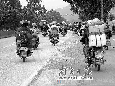 珠三角10萬農(nóng)民工騎摩托返鄉(xiāng)