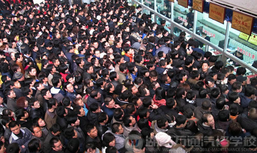 蘭州大雪致全線客車停運(yùn) 上萬(wàn)人滯留