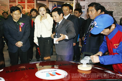 合肥市市長(zhǎng)吳存榮參觀(guān)萬(wàn)通汽修教育展館