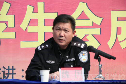 本次講座的主講魏國警官