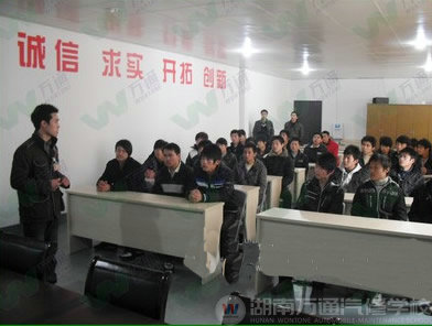 湖南萬(wàn)通汽車學(xué)校，我院學(xué)子赴新奇特上班，崗前培訓(xùn)