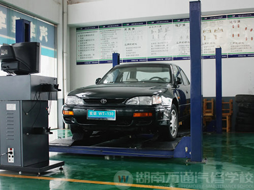 湖南萬(wàn)通汽車學(xué)校，優(yōu)秀學(xué)生和教師與名車合影