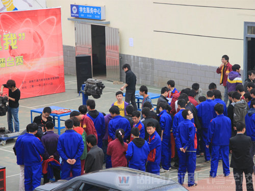 湖南萬(wàn)通汽車學(xué)校，優(yōu)秀學(xué)生和教師與改裝悍馬合影