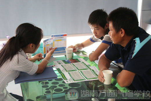 夏日炎熱，湖南萬通汽車學(xué)校，招生火爆進行中