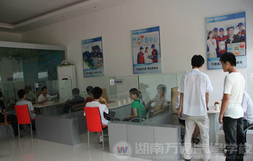 湖南萬通汽車學(xué)校，報名火爆進行中