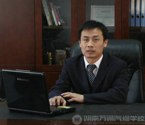 甘為人梯 樂教敬業(yè)—記湖南萬通優(yōu)秀教師張偉
