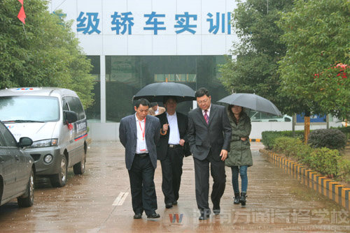 參觀完我校整車實(shí)訓(xùn)中心