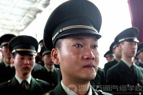 退伍軍人淚別軍旅