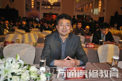 新華教育集團沙旭榮膺“年度十大教育行業(yè)領(lǐng)袖”