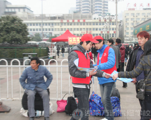 湖南萬通汽車學(xué)?！凹t色馬甲”小組
