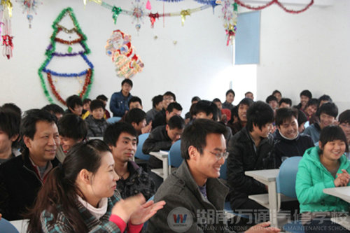 精英骨干進校園 斷言初中生也能成富豪