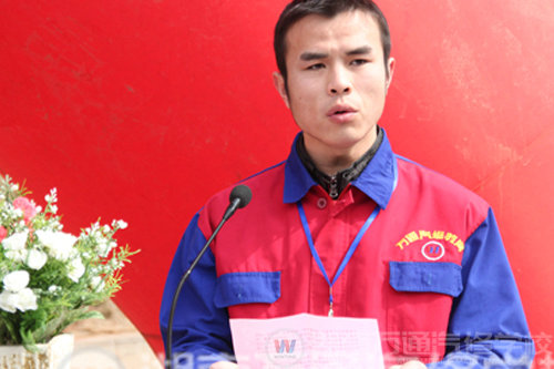 萬(wàn)通汽修學(xué)校新生代表上臺(tái)發(fā)言