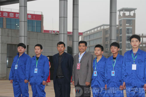 長沙職業(yè)技能大賽顯神通 萬通學(xué)子喜迎捷報歸來