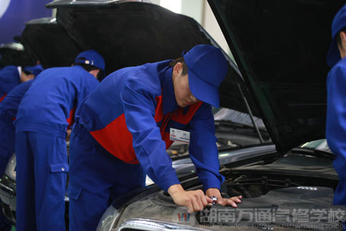 汽車維修人才告急 萬通學(xué)子受廠家追捧