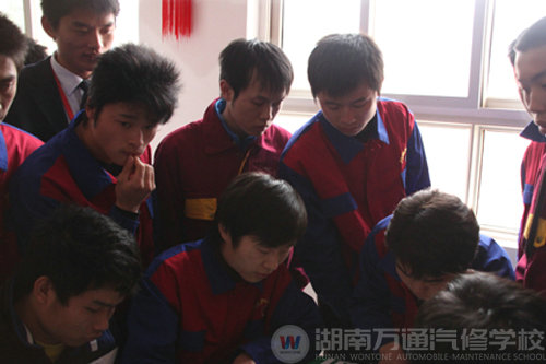 湖南萬通汽車學校學生與用人單位簽協(xié)議
