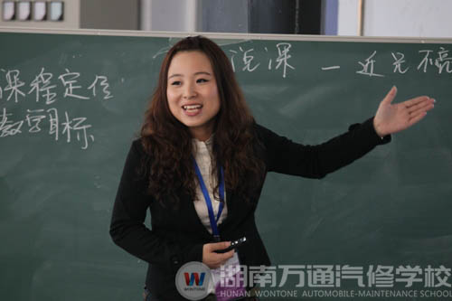 美女教師丁婷婷在賽場(chǎng)授課