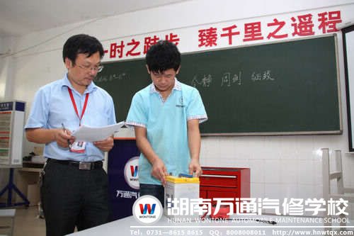 王國慶老師在指導(dǎo)學(xué)生