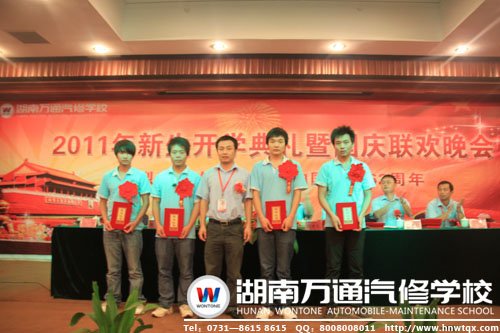 呂攀(左二)在校時(shí)的表現(xiàn)就很優(yōu)秀