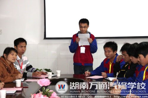 校學(xué)生會生活部副部長姜亦峰宣讀委員會的建制