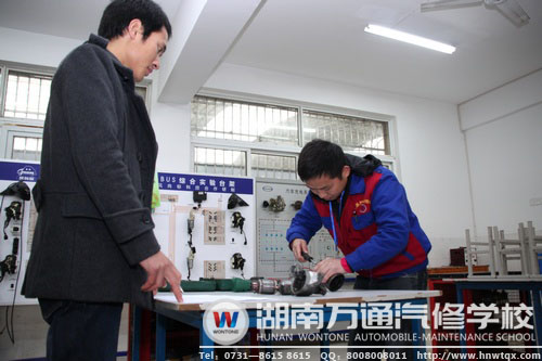 萬通學(xué)子在老師的指導(dǎo)下掌握真正的技能