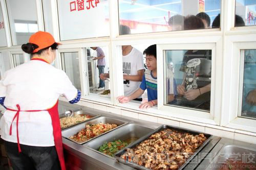 湖南萬通阿姨正給學生們打飯
