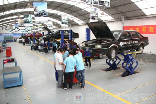汽車實訓室課后,學生們正向老師提出疑問
