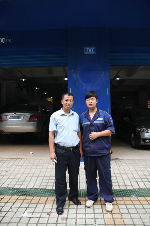 湖南萬(wàn)通汽車學(xué)校就業(yè)負(fù)責(zé)人與就業(yè)學(xué)子合影