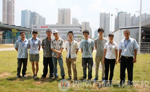 在博世汽車實(shí)習(xí)的部分學(xué)子與陸主任、黃女士合影