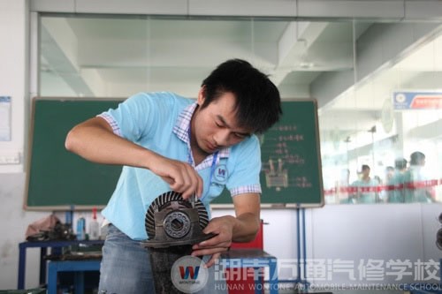 湖南萬(wàn)通汽修學(xué)子實(shí)訓(xùn)學(xué)技術(shù),就業(yè)更無(wú)憂(yōu)