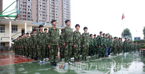 新生軍訓(xùn)站姿掠影