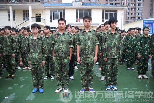 訓(xùn)練場(chǎng)上盡顯軍人風(fēng)姿 湖南萬(wàn)通新生軍訓(xùn)進(jìn)行時(shí)