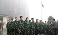 湖南萬通新生軍訓場景