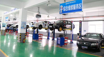 湖南萬通汽車學(xué)校汽車理實一體化教室
