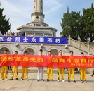 湖南萬通學(xué)生會(huì)代表清明節(jié)祭掃烈士紀(jì)念碑