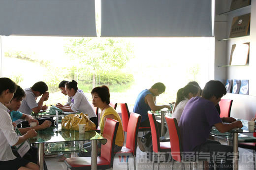 夏日炎熱，湖南萬通汽修學(xué)校，招生火爆進(jìn)行中