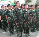 新生軍訓(xùn)系列報(bào)道：邁開(kāi)人生堅(jiān)實(shí)步伐