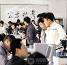 頂尖商學(xué)院精英難逃就業(yè)劫難 職業(yè)院校就業(yè)率居