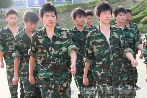 湖南萬通汽修學(xué)校2010年新生軍訓(xùn)