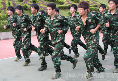 湖南萬通汽修學校，2010新生軍訓