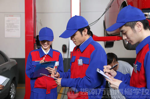 湖南萬通汽修學(xué)校，汽車美容裝潢專業(yè)