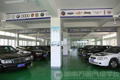 湖南萬(wàn)通汽修學(xué)校，整車(chē)實(shí)訓(xùn)車(chē)間