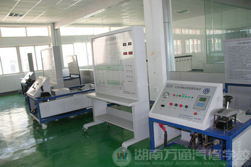湖南萬(wàn)通汽修學(xué)校，先進(jìn)的汽車(chē)檢測(cè)、維修儀器和設(shè)備