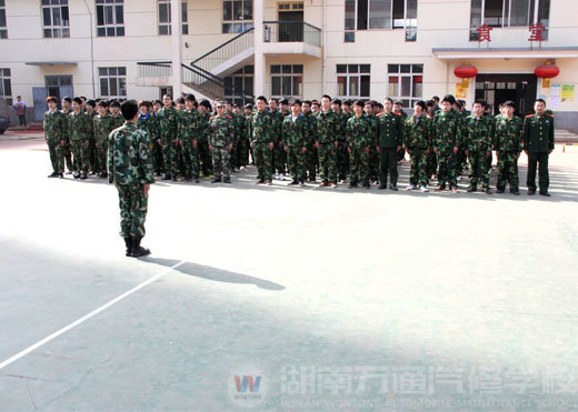 湖南萬通汽修學校軍訓
