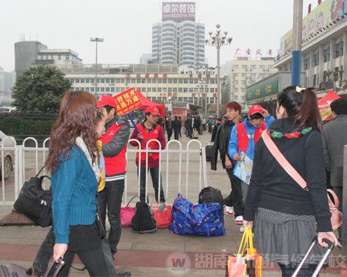 湖南萬(wàn)通汽修學(xué)校“紅色馬甲”小組