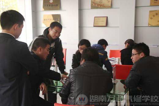 眾多學子紛紛選擇了實力雄厚的萬通汽修教育
