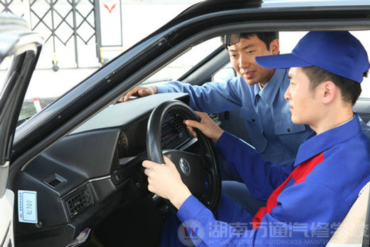 萬(wàn)通汽修學(xué)校“免費(fèi)”考駕照